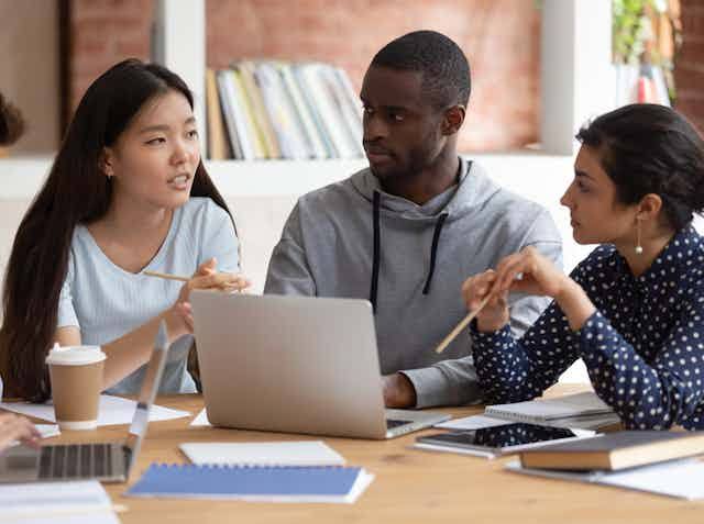 Beginners learning Microsoft 365 online with Devosta scholarship.